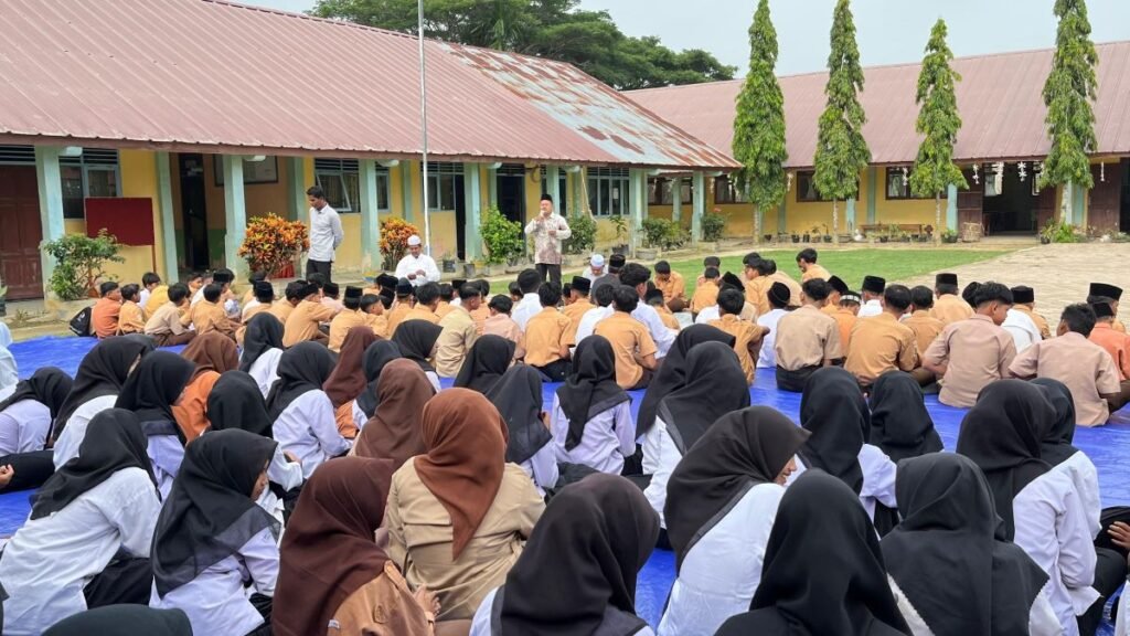 Jumat Pagi Penuh Hikmah: Yasin Bersama dan Tausiah di SMP Negeri 2 Simpang Ulim WhatsApp Image 2026 10 02 At 11.33.36 1024x576